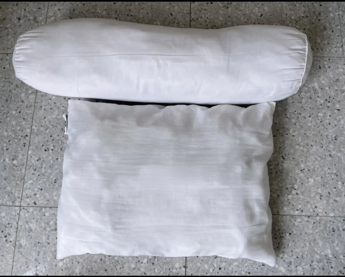 Sesudah dicuci: Bantal dan guling putih kusam dengan bercak abu-abu
