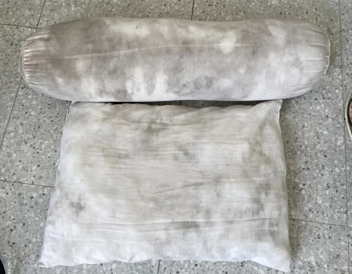Sebelum dicuci: Bantal dan guling putih kusam dengan bercak abu-abu