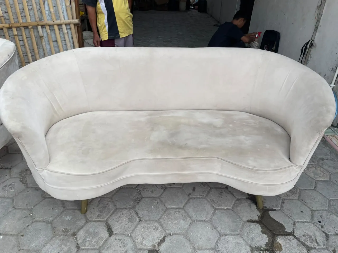 Sebelum dicuci: Sofa bludru krem, noda di dudukan dan sandaran